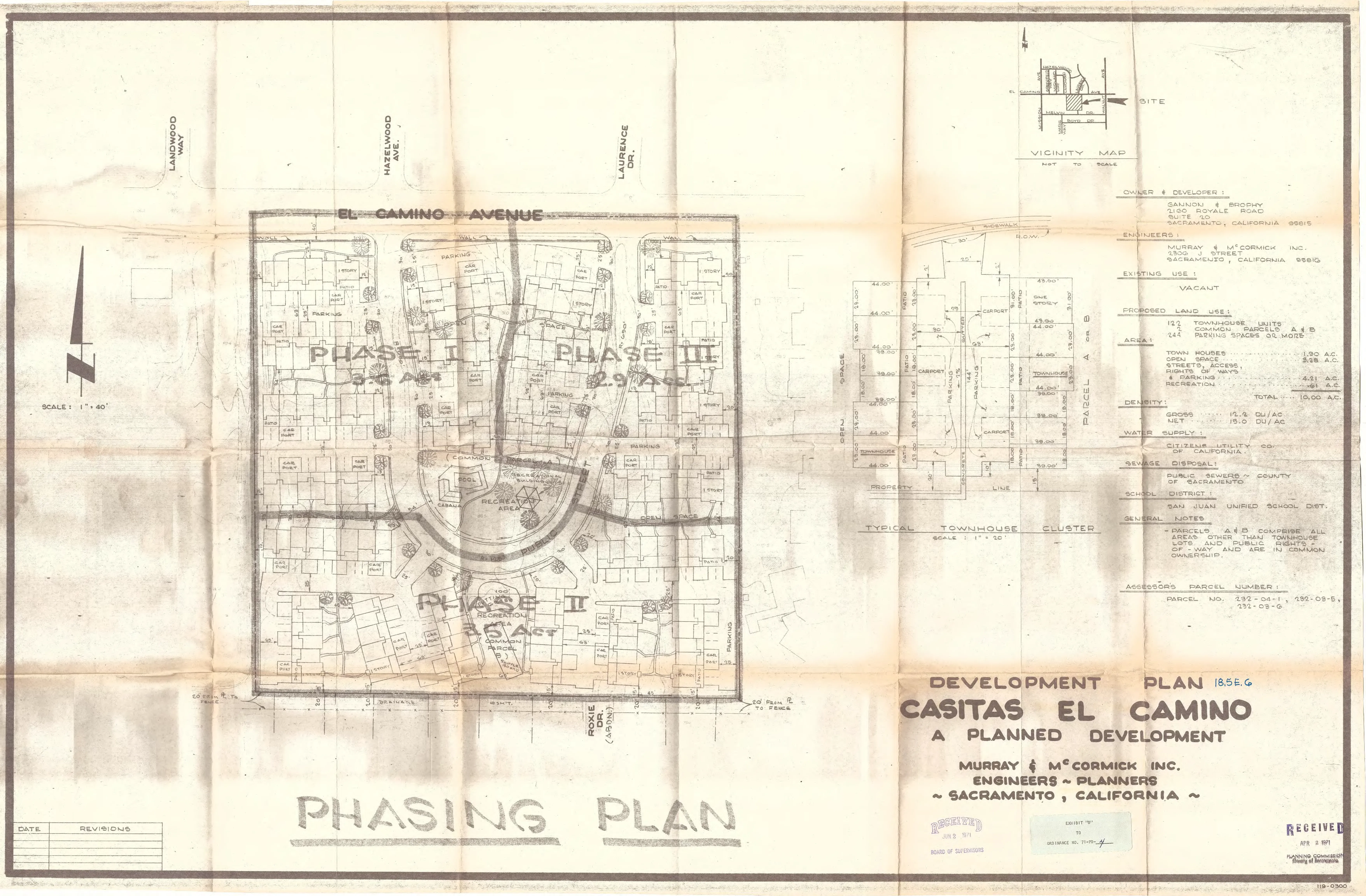 Phasing plan dividing the Casitas El Camino site into Phase I, Phase II, and Phase III construction areas around a central looped street, with the same site-data and typical townhouse cluster tables.