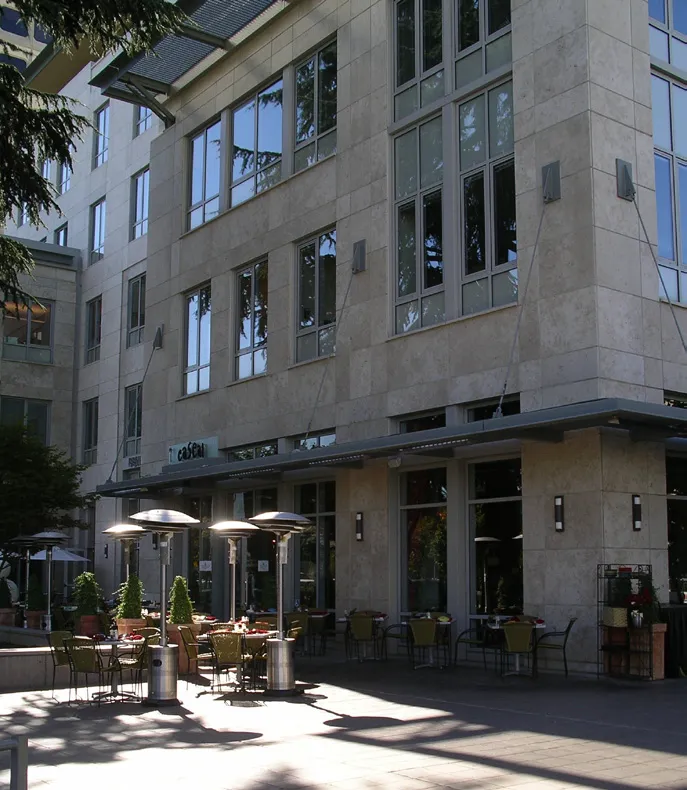 An outdoor seating area next to the lobby entry