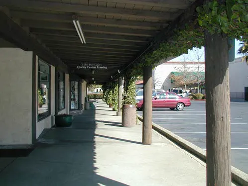 A shopfront with good pedestrian connections to adjacent commercial buildings.