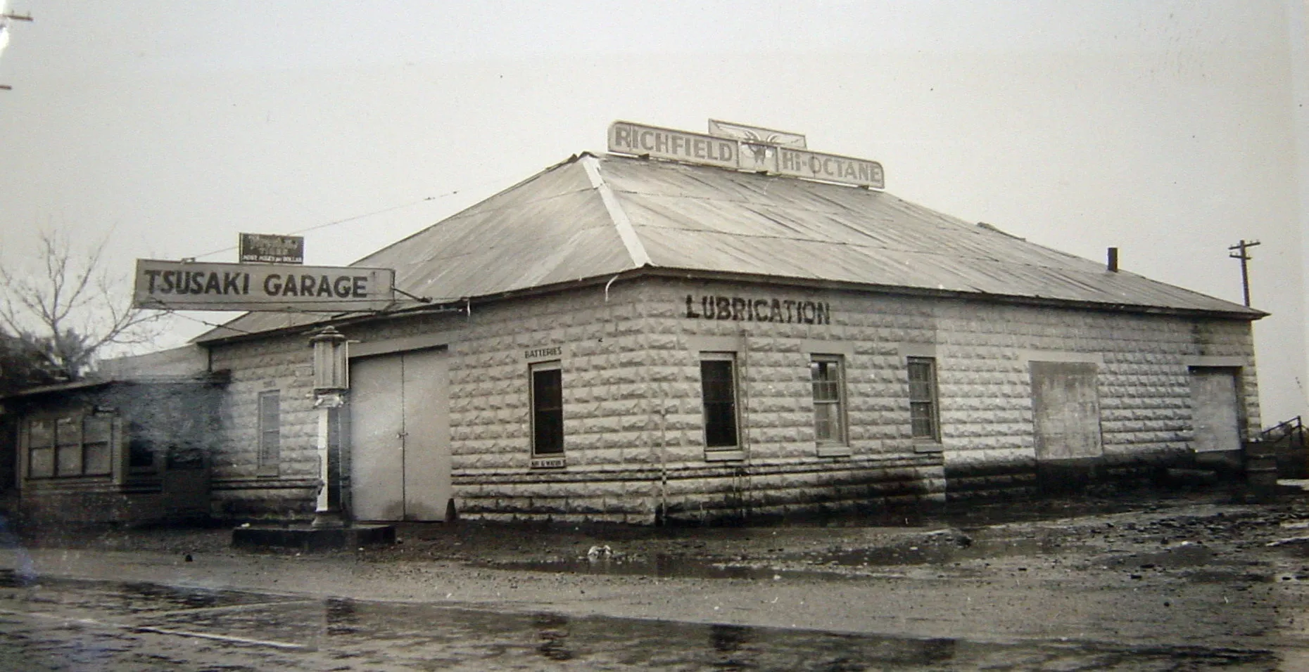 An automobile repair shop known as Tsusaki Garage.
