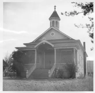 A black and white image of a Buddhist church from 1942.